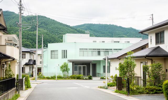 羽曳野市の住宅地に近い開発拠点と周辺道路の風景