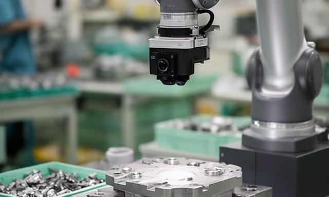 八尾市の金属部品工場でカメラ付きロボットが外観検査を行う工程